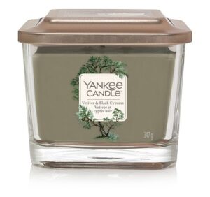 Střední vonná svíčka Yankee Candle Elevation Vetiver & Black Cypress